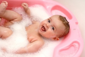 Guía práctica para bañar al bebé recién nacido